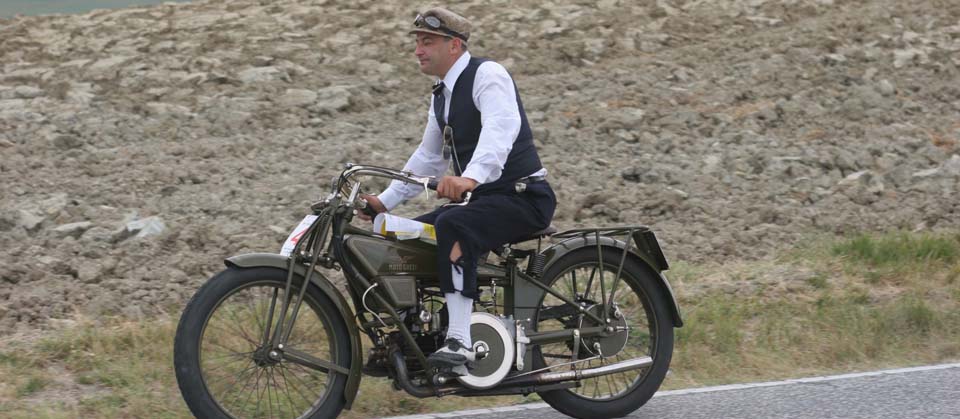 Le moto d’epoca sfrecciano tra le valli del Chienti e del Potenza